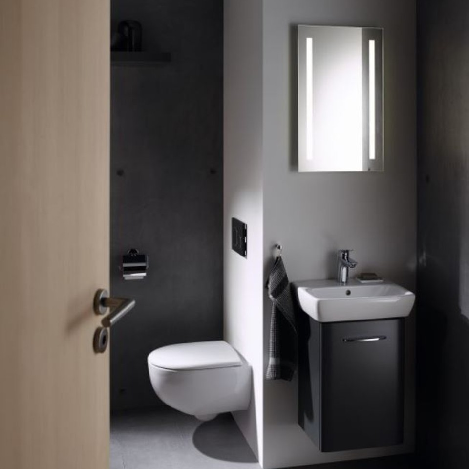 Bathroom with Geberit Selnova toilet and washbasin and Geberit actuatorplate Sigma21